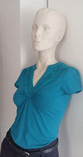 Camiseta azul verdoso con encaje