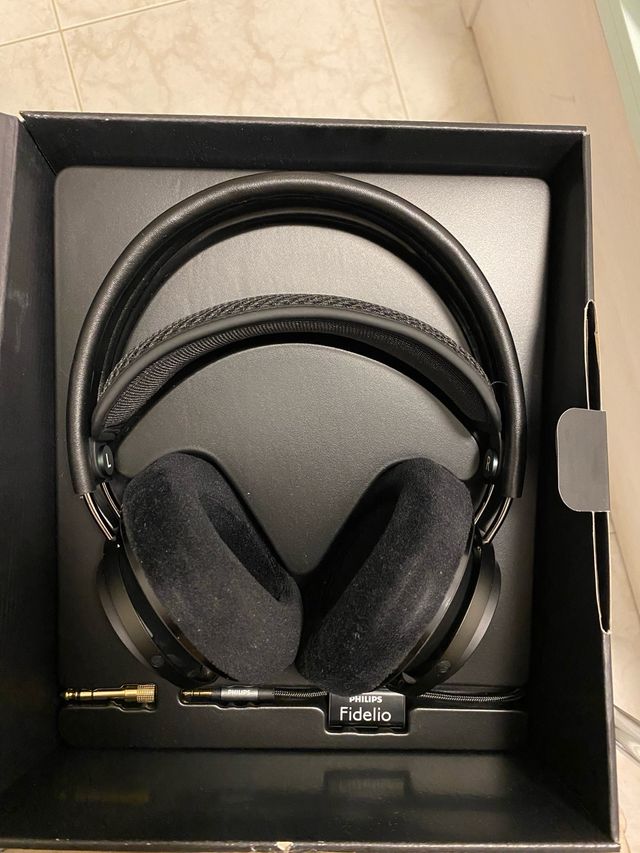 Auriculares Philips Fidelio sin usar