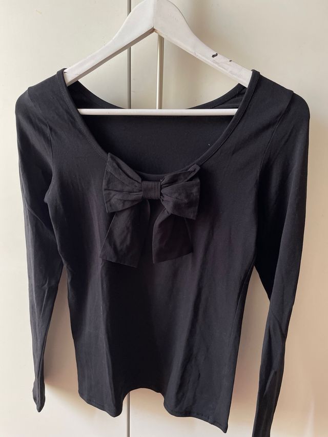 Maglia nera maniche lunghe con fiocco