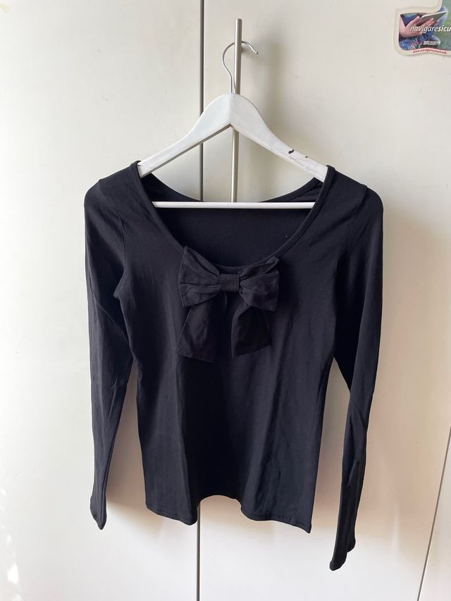 Maglia nera maniche lunghe con fiocco