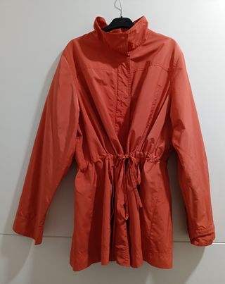 Gabardina naranja con cordón