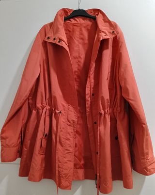 Gabardina naranja con cordón