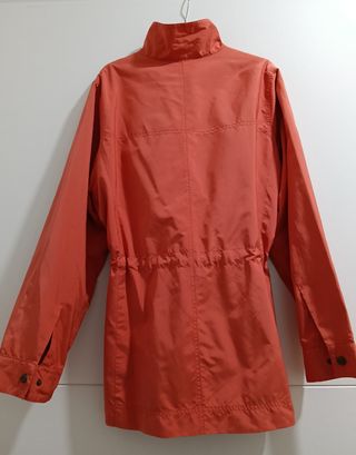 Gabardina naranja con cordón