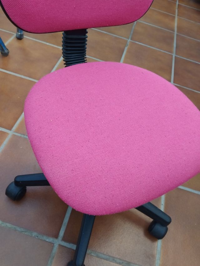 Silla de escritorio rosa y negra