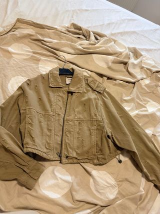 Chaqueta vaquera beige desgastada