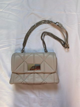 Bolso beige acolchado con cadena