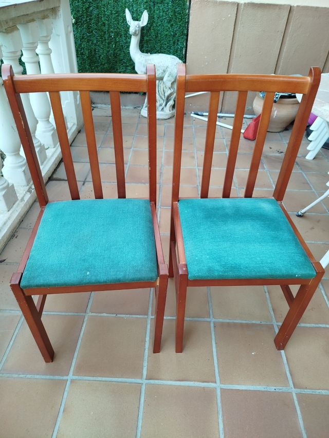 Juego de 5 sillas de madera