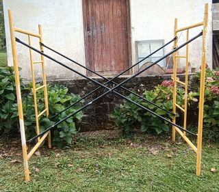 Andamio metálico amarillo