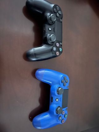 ¡URGENTE! PS4 Slim 1TB + 2 Mandos (Negro y Azul)