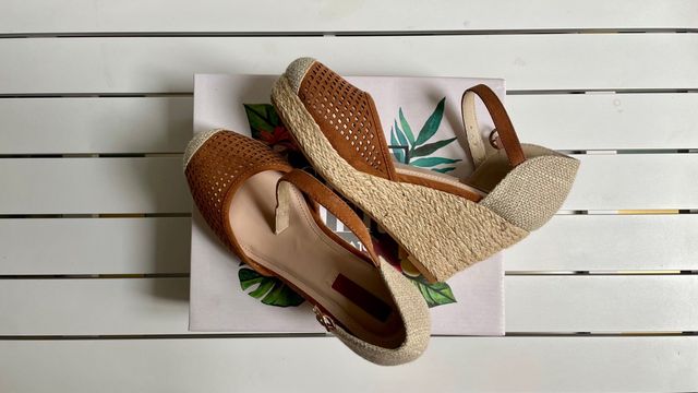 Sandalia con cuña en esparto CHIKALO.Color marrón.