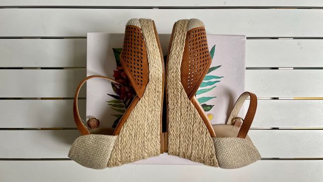 Sandalia con cuña en esparto CHIKALO.Color marrón.