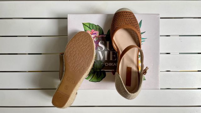 Sandalia con cuña en esparto CHIKALO.Color marrón.