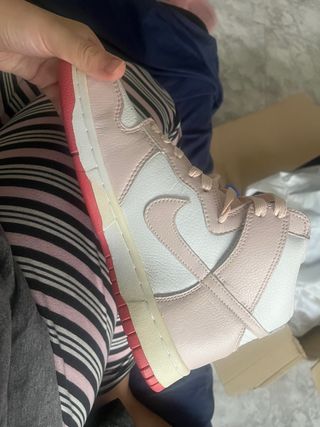 Zapatillas Nike Dunk High Rosa y Blanco