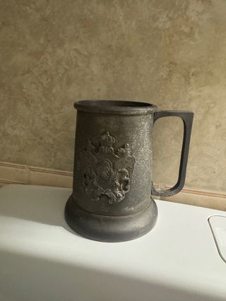 Boccale in peltro con stemma