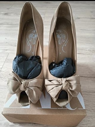 Tacones Bershka Beige con Lazo