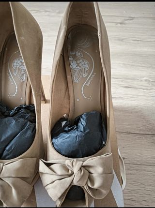 Tacones Bershka Beige con Lazo