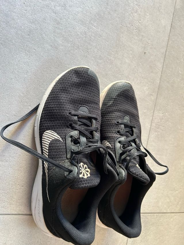 Scarpe Nike nere e bianche