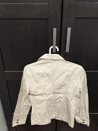 Chaqueta Guess Beige Talla L / M
 Muy comoda .