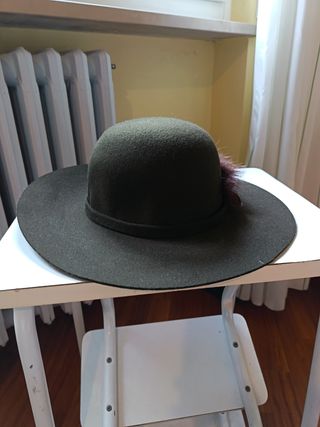 Cappello con piume verde oliva