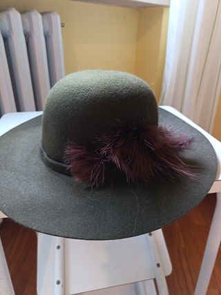 Cappello con piume verde oliva
