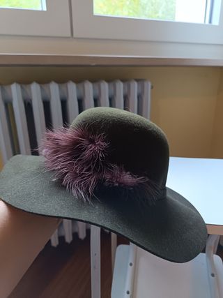 Cappello con piume verde oliva