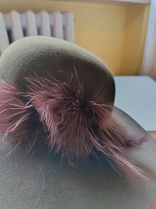 Cappello con piume verde oliva