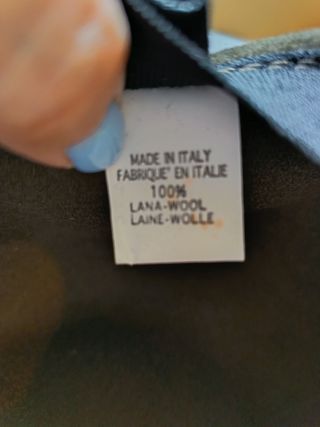 Cappello con piume verde oliva