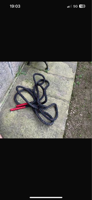 Cuerda de fitness negra con mangos rojos