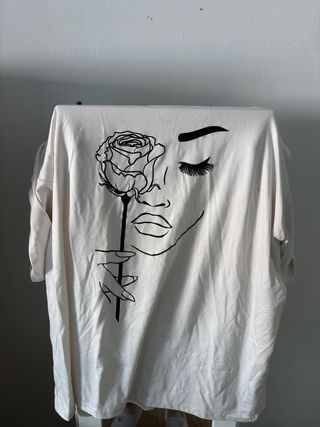 Camiseta blanca con estampado de rosa