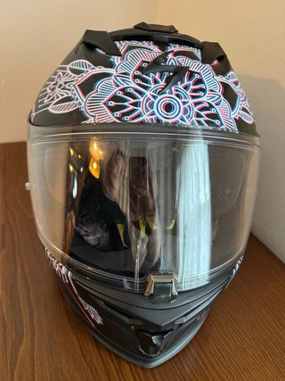 Casco de moto integral con diseño