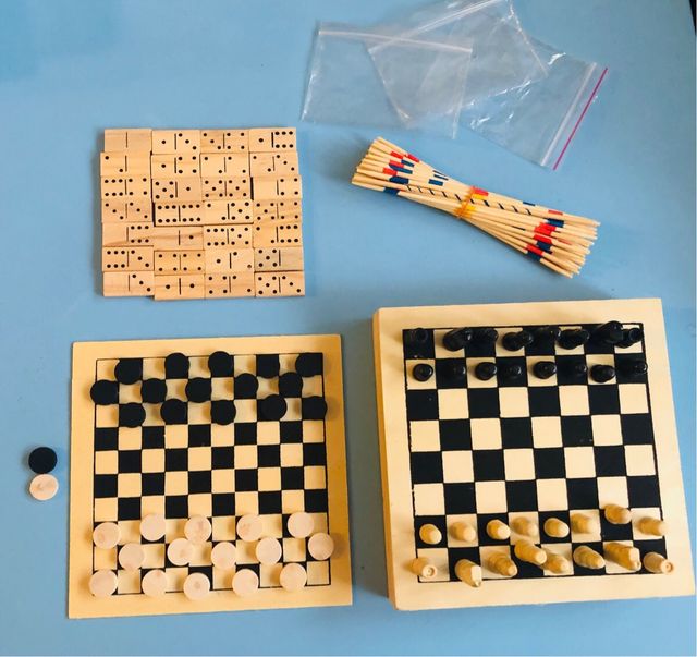 Caja de madera con 4 juegos ideal para viaje