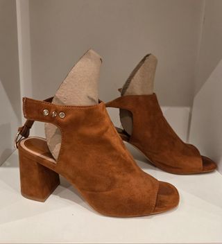 Sandalias botines tacón marrón 38