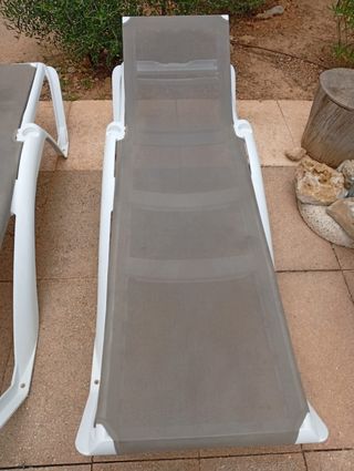 Tumbona piscina gris y blanca