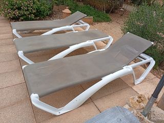 Tumbona piscina gris y blanca