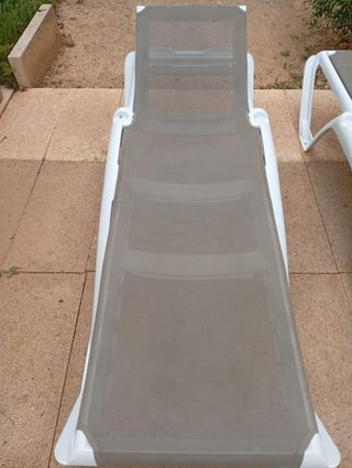 Tumbona piscina gris y blanca