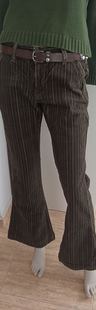 Pantalones verdes de pana a rayas