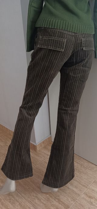 Pantalones verdes de pana a rayas