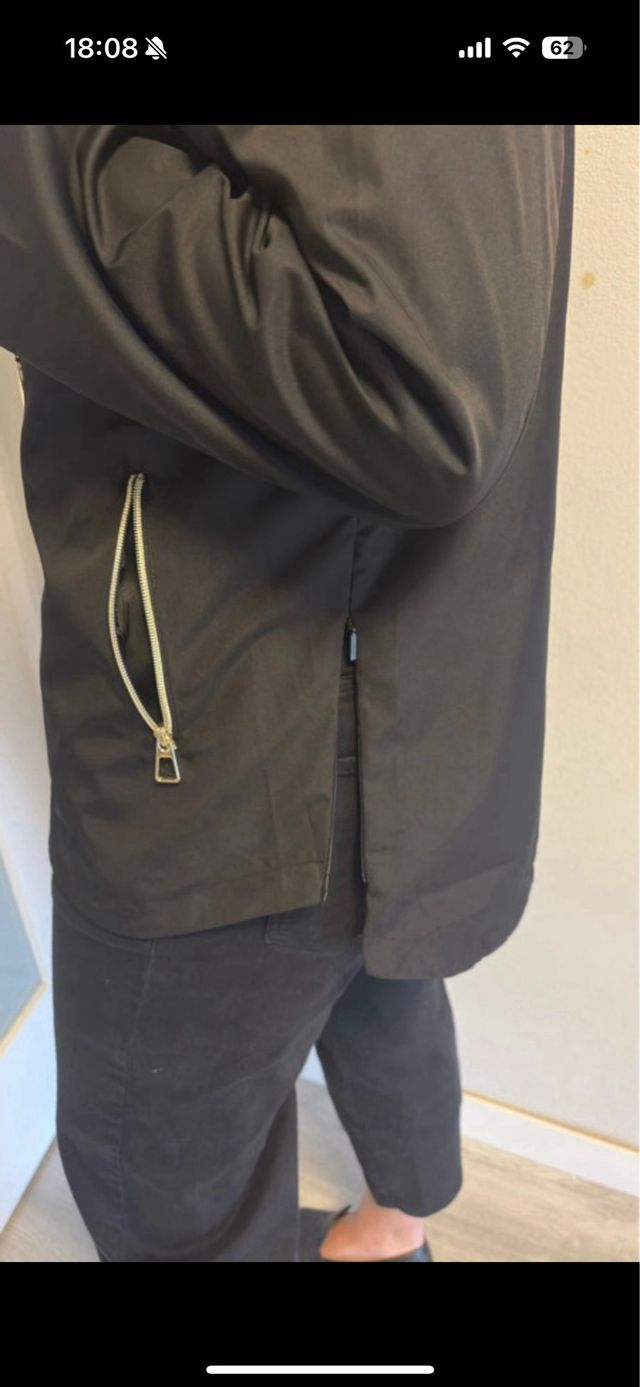 Parka preta com capuz