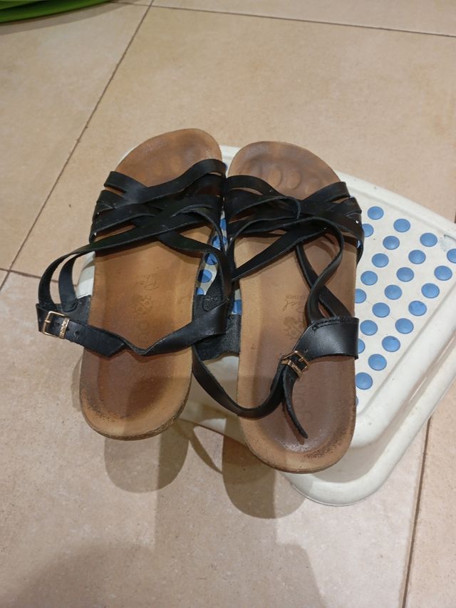 Sandalias negras de tiras con hebilla