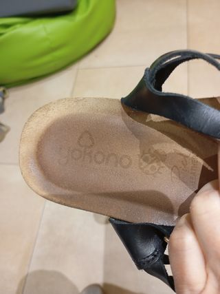 Sandalias negras de tiras con hebilla