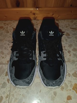 Tenis Adidas Negros y Grises