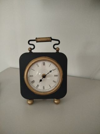 Reloj de mesa decorativo negro y dorado