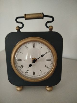 Reloj de mesa decorativo negro y dorado