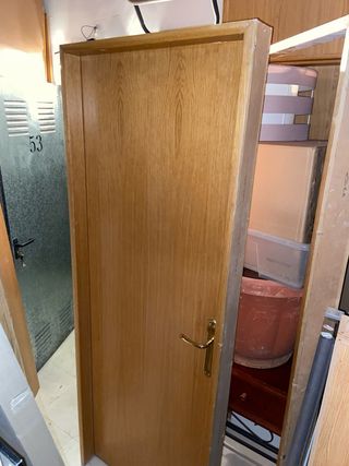 Puerta interior de madera con marco