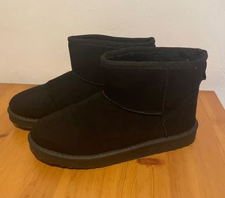 Botas negras con pelo interior Lefties. 