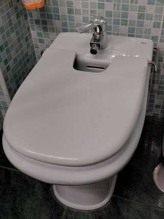 Mueble con lavabo roca, inodoro y bidet