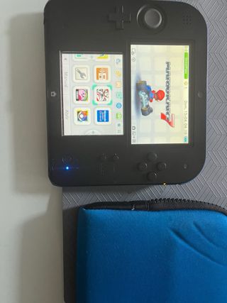Nintendo 2DS con Pokémon Luna físico