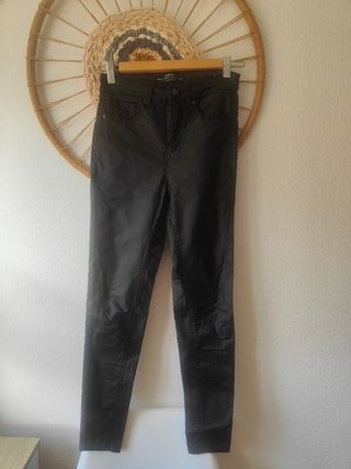 Pantalón polipiel negro Stradivarius Talla S