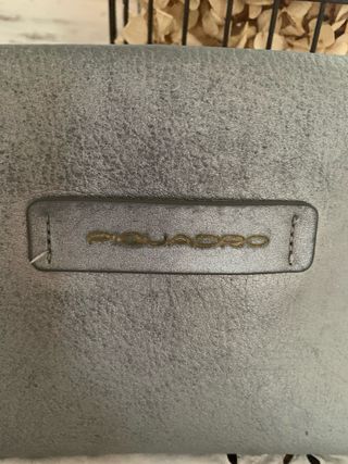 Pochette Piquadro grigio e oro