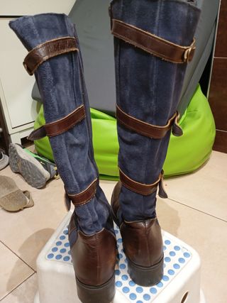 Botas altas mujer azul y marrón